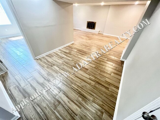 Building Photo - Spacious Shawnee Duplex-Available NOW!!