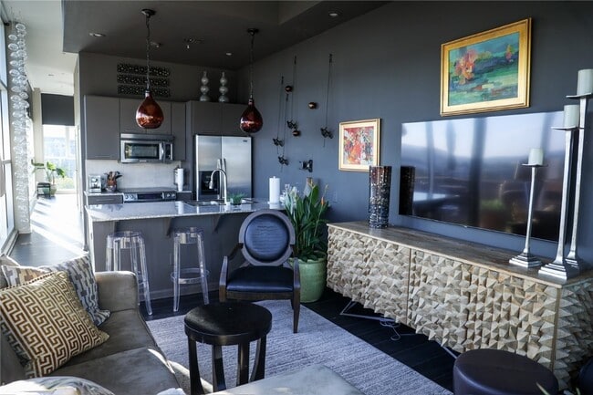 Building Photo - 609 W Dickson St