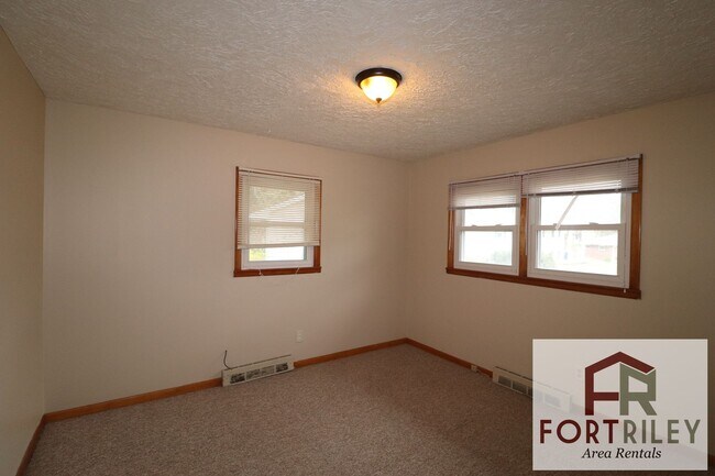 Building Photo - 519 Maple St
