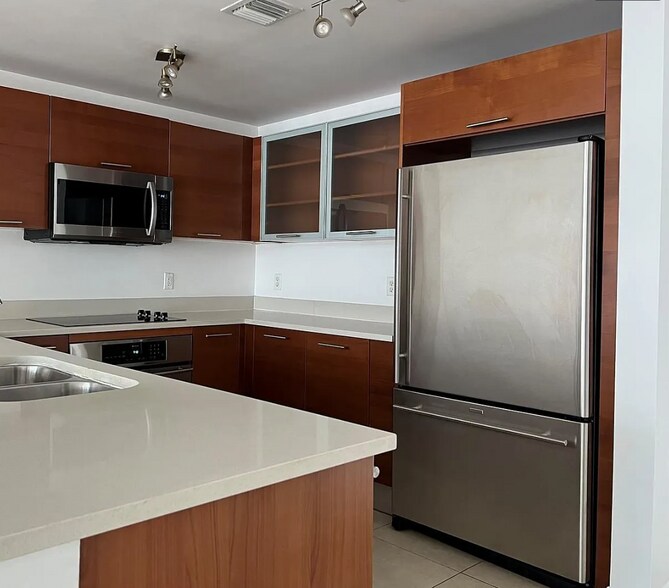 Building Photo - 3250 NE 1st Ave