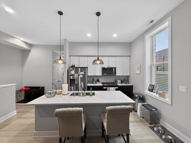 Building Photo - 1535 N Maplewood Ave