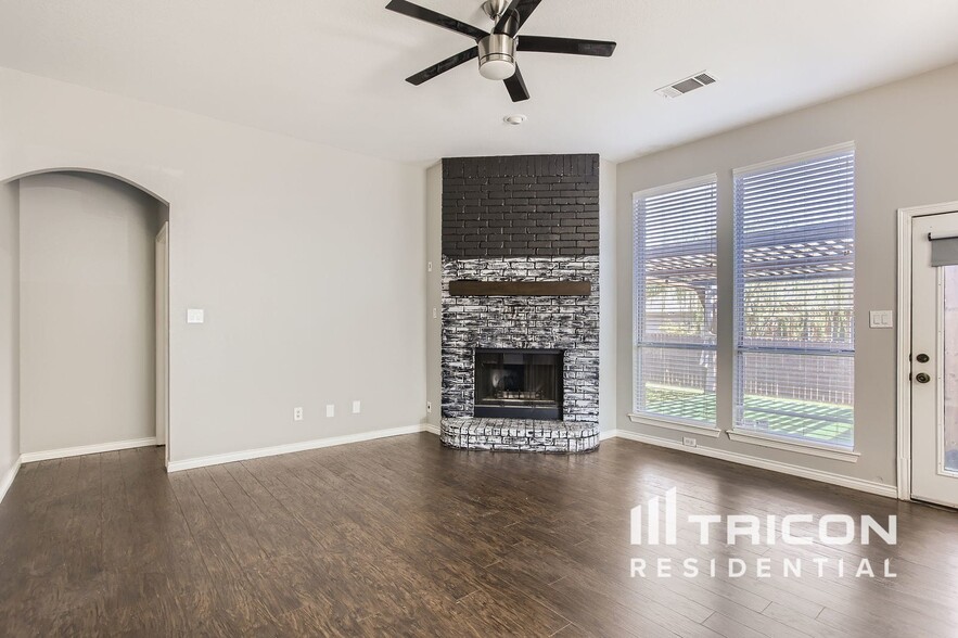 Building Photo - 823 Fox Glen Cir