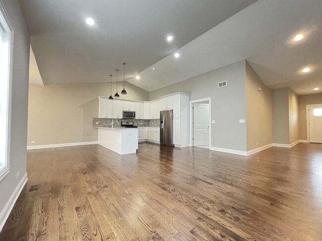 Building Photo - 855 Meadow Ln