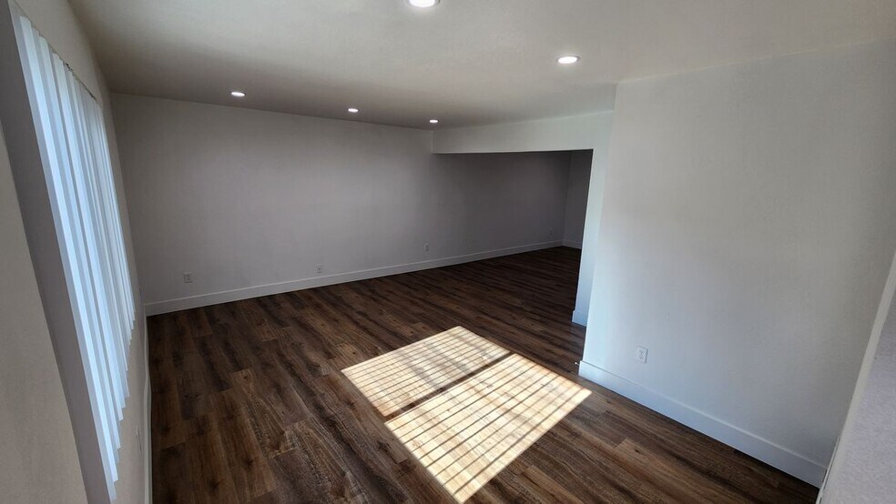Building Photo - 988 El Camino Dr