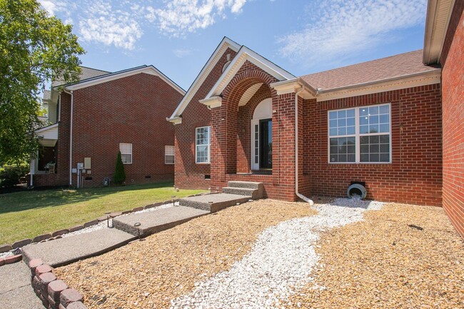 Building Photo - Charming Hendersonville Home!