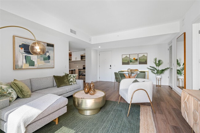 Building Photo - 200 NE 1st Ave