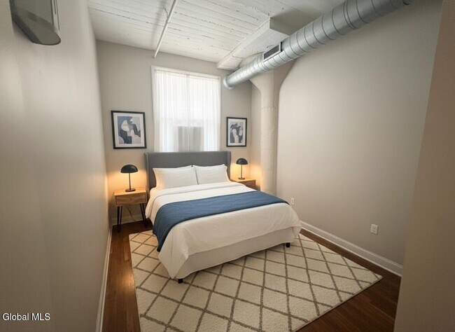 Building Photo - 733 Broadway