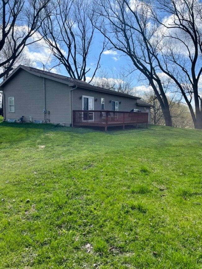 Building Photo - 3 bdrm/1 bath Country Ranch available April 1st!