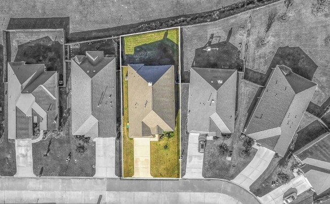 Building Photo - Welcome to this well-kept, single-story gem located in the Villas of Mia Lago!