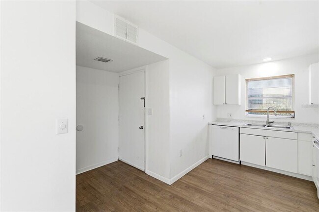 Building Photo - 8950 Park Blvd