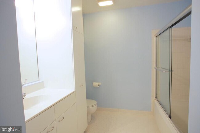 Building Photo - 913 Hillside Lake Terrace