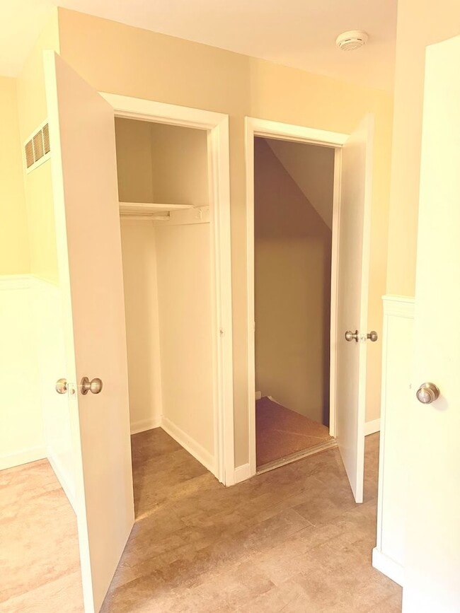 Building Photo - 3 Bedroom House