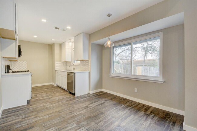 Building Photo - 2522 Carlow Dr