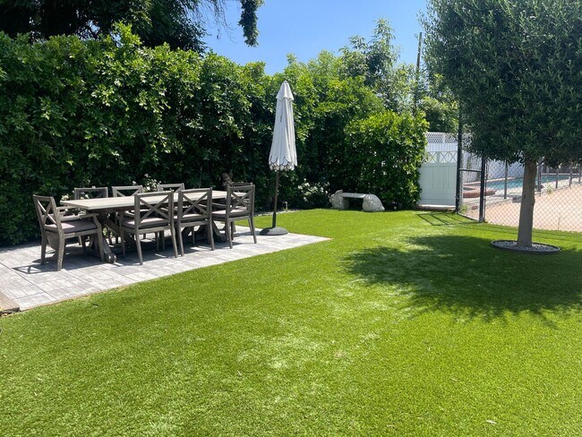 Building Photo - Luxurious Lake Balboa Home with Athletic A...