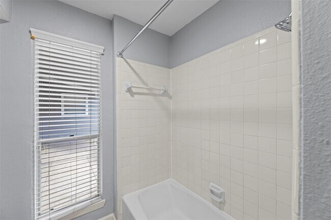 Building Photo - 11111 Midhurst Dr
