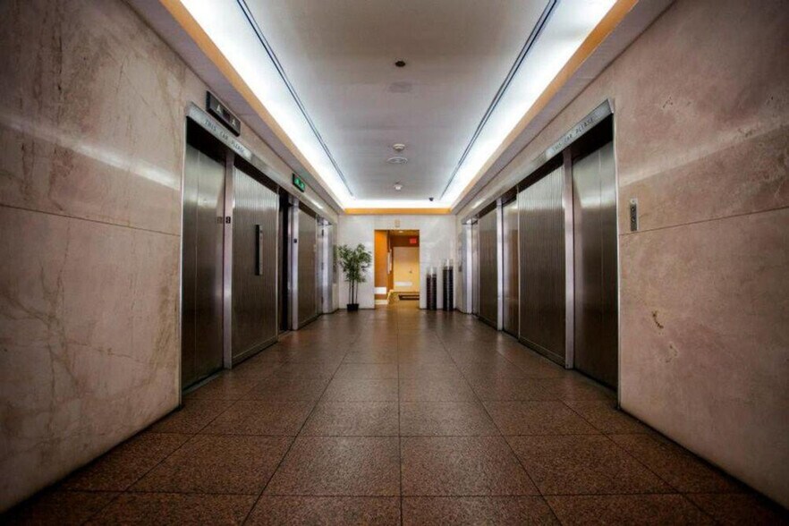 Building Photo - 925 Common St