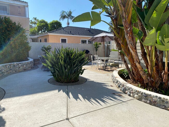 Building Photo - FLEXIBLE FULLY FURNISHED Point Loma Home! AC! All Utilities Included!