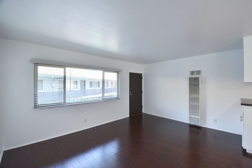 Building Photo - 10645 Valley Spring Ln
