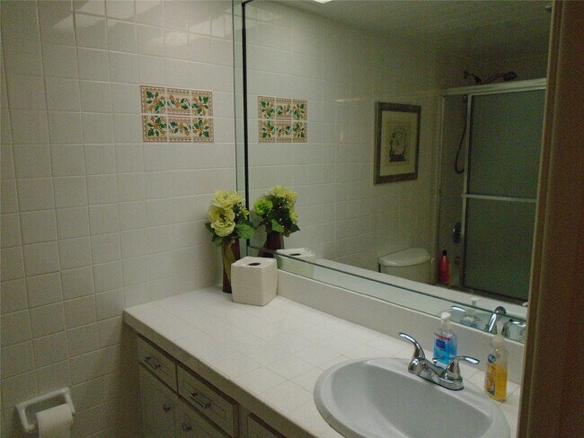 Building Photo - 3165 NE 48th Ct