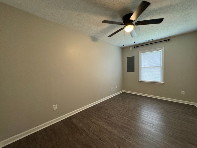 Building Photo - Charming 3 Bed, 2 Bath Home in Gated Commu...