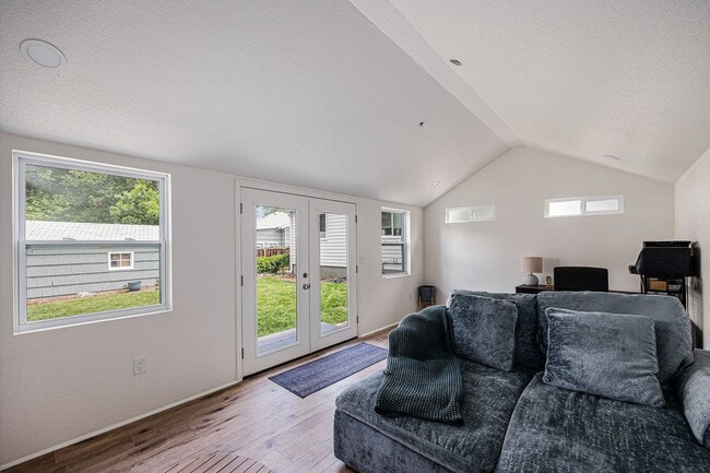 Building Photo - FURNISHED, Spacious 3 bedroom home in the heart of University!