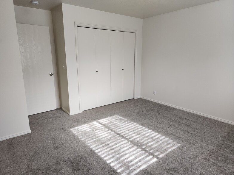 Building Photo - 445 N 500 W