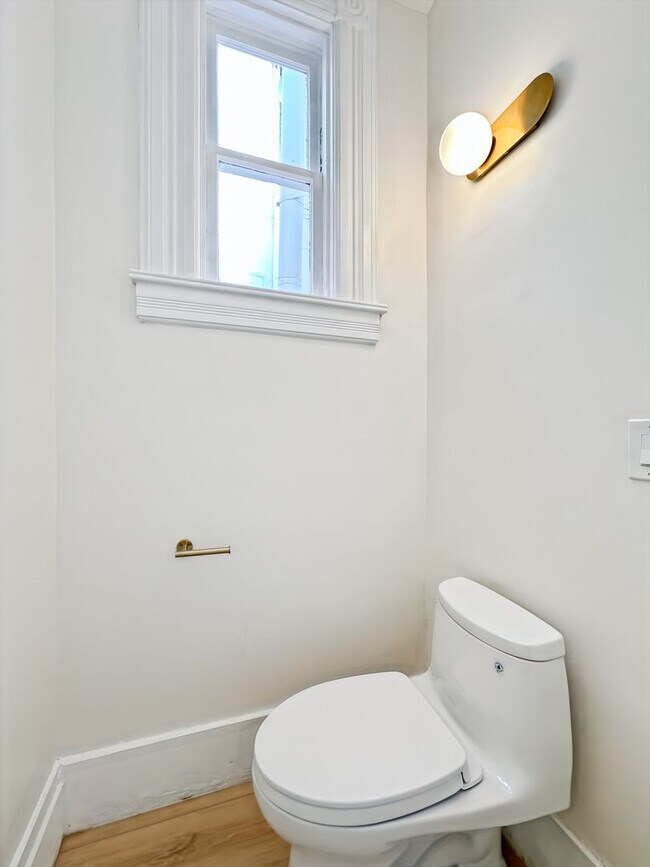 Building Photo - Top-Floor, Remodeled 5BR/2.5BA Victorian Flat, Pet Friendly, Steps from Alamo Square