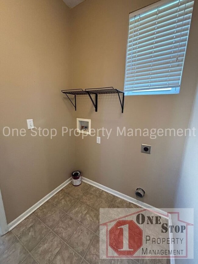 Building Photo - Luxury 5 bedroom, 4 bathroom Home Availabl...