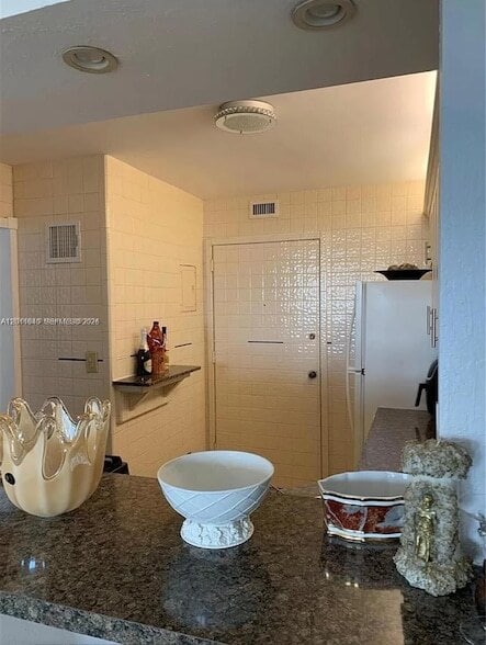 Building Photo - 3140 S Ocean Dr