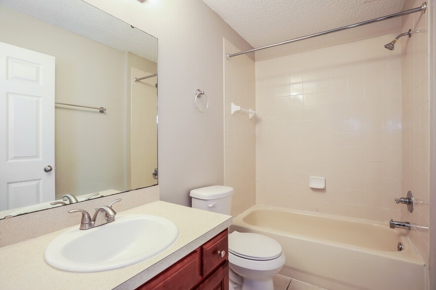 Building Photo - 1864 Creekview Dr