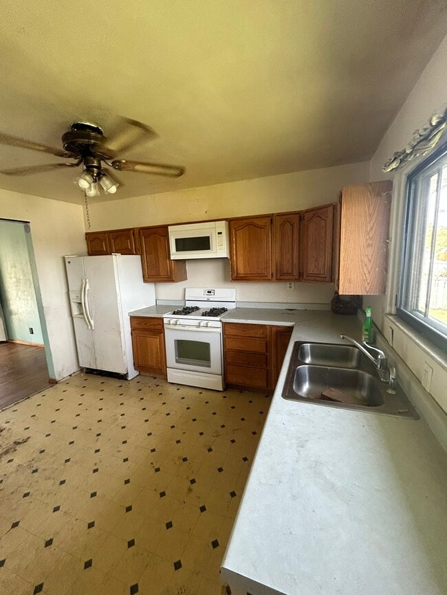 Building Photo - 2611 Meadowlane Dr