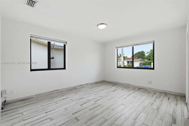 Building Photo - 2627 SW 29th Ave