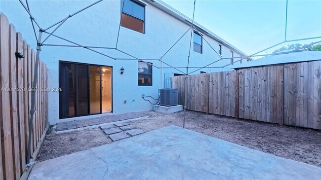Building Photo - 1220 NE 5th Ct