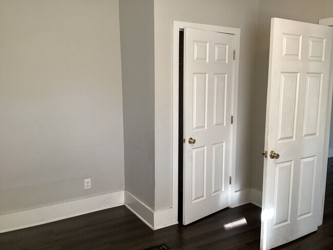 Building Photo - 1330 W Roache St