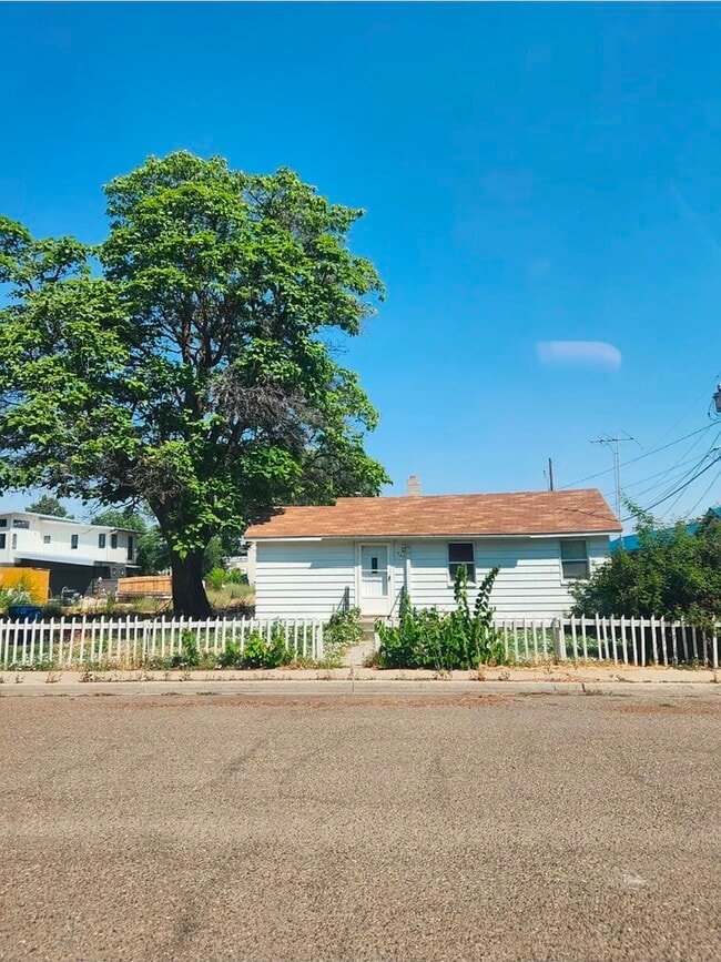 Building Photo - 360 W 8th S St