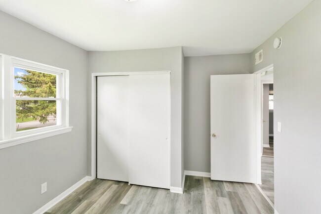 Building Photo - 991 Tollview Ave