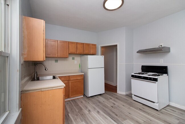 Building Photo - 212 Boylston St