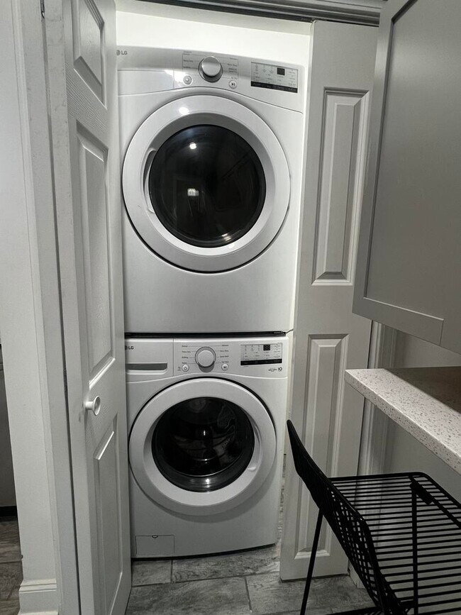 Building Photo - 5461 W Haddon Ave