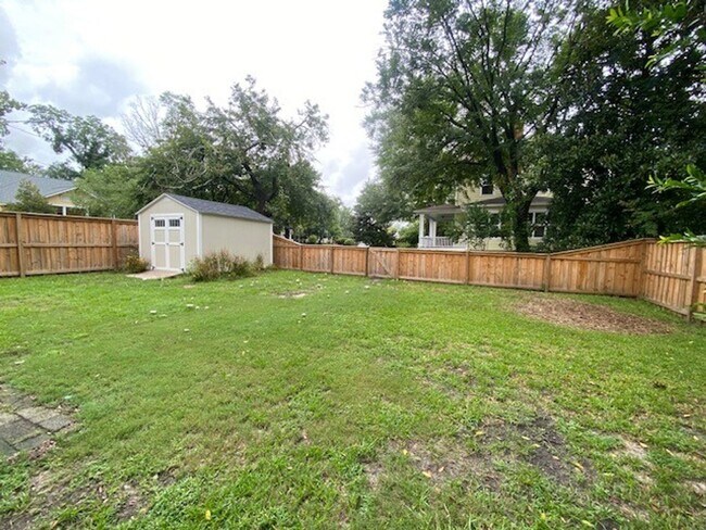 Building Photo - Georgous 5 bedroom 2.5 bath home in Downto...