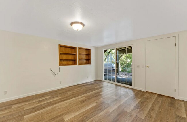 Building Photo - 475 Riverview Dr