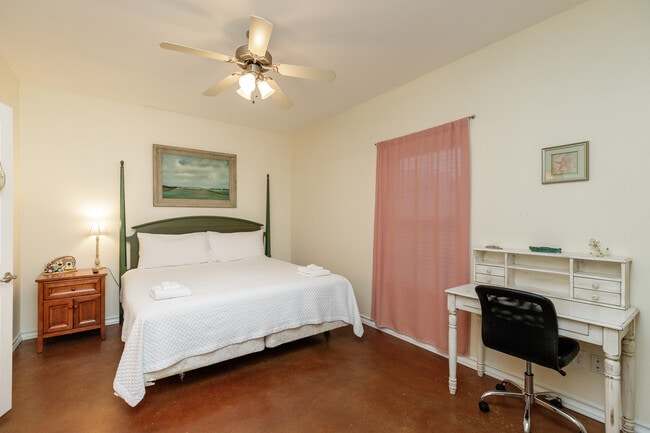 Building Photo - 14521 E Cabana St