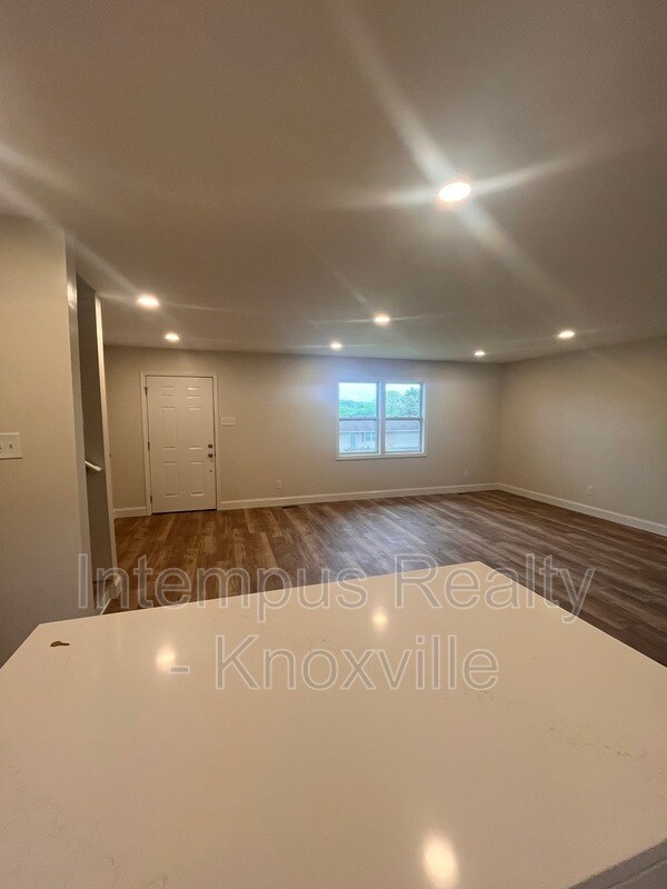 Building Photo - 228 Duzane Dr