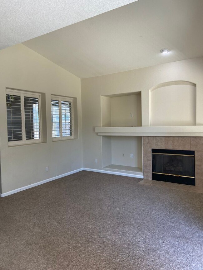 Building Photo - Spacious 4Bdrm, 2.5 bath off Sheldon & Hwy 99