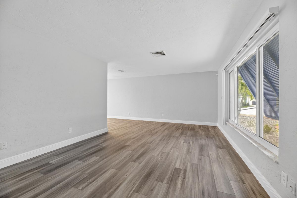 Building Photo - 6305 Cottonwood Ln