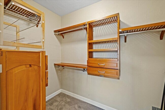 Building Photo - Bright and Spacious Home on Cascades Rd