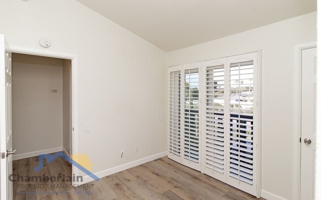 Building Photo - 2 bedroom 1/5 bath in the Village and walk...