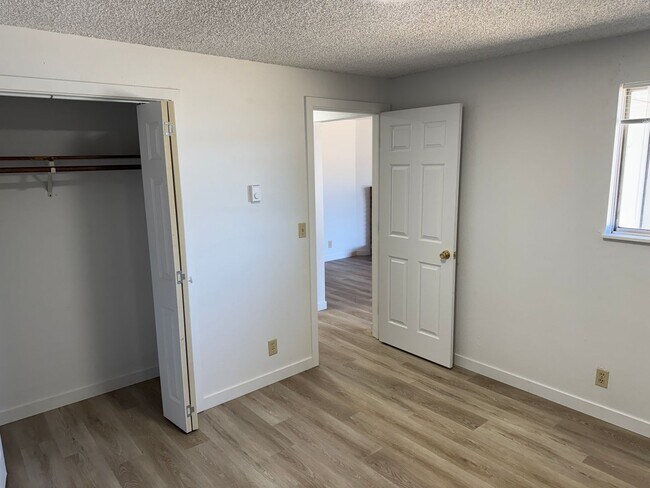 Building Photo - Large single level 2-bedroom/1 bath duplex in Springfield!