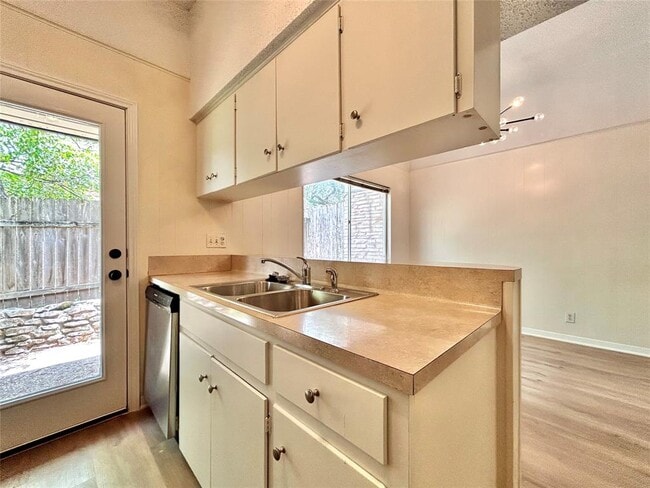 Building Photo - 8711 Westover Club Dr