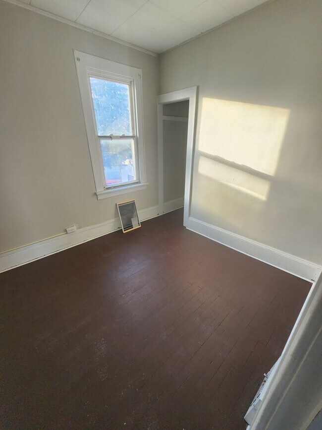 Building Photo - 2bd/1b UPSTAIRS 4-plex Cash Pay