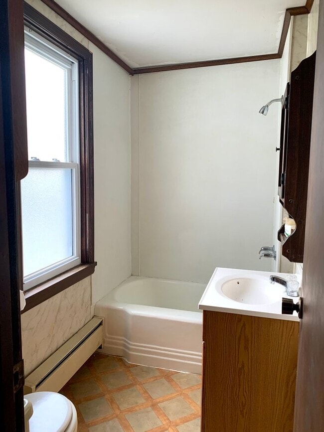 Building Photo - 284 Sycamore St